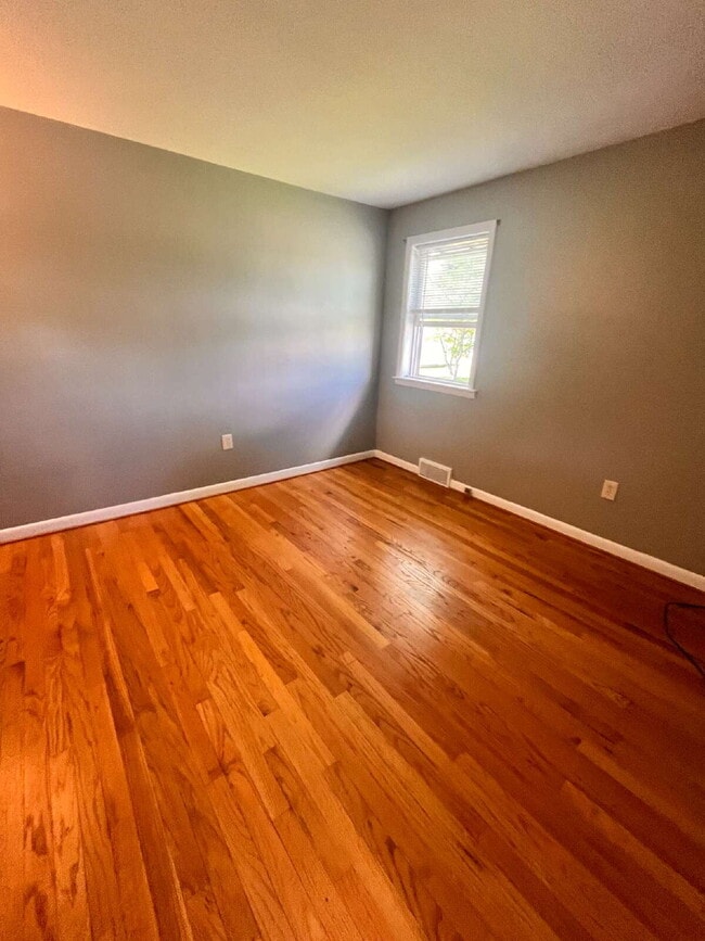 Building Photo - Charming Brick Rancher for Rent