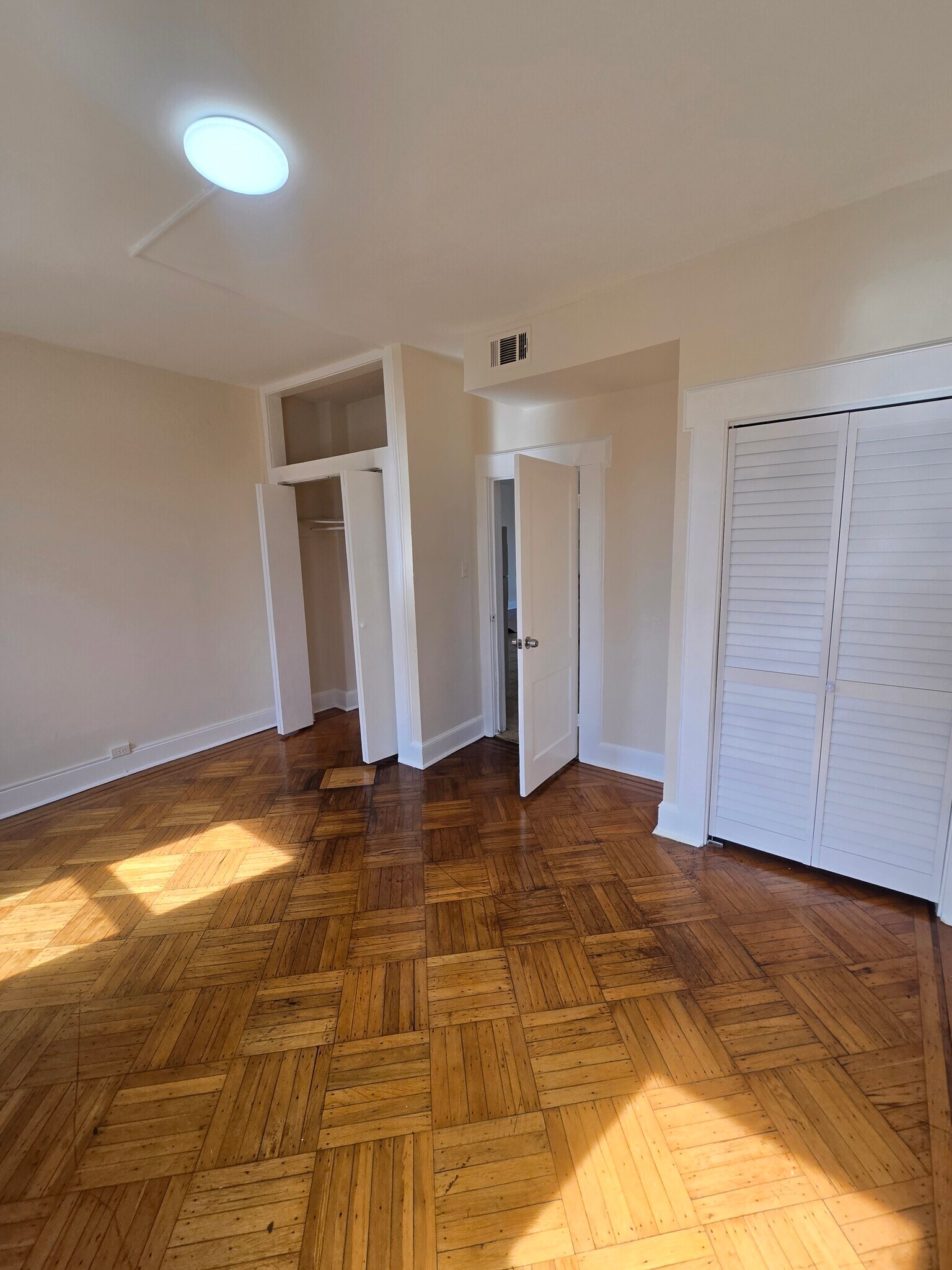 Building Photo - 526 S 15th St