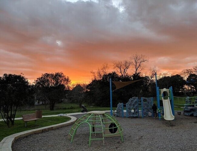 Building Photo - 313 Rowland Dr