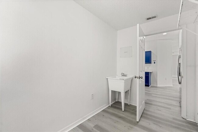 Building Photo - 521 Bromley Ct