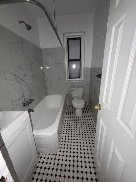 Building Photo - 253 E 181st St