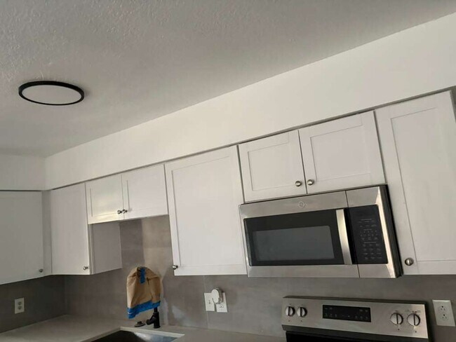 Building Photo - 2.2 Tampa Available NOW !! Ask about our Specials