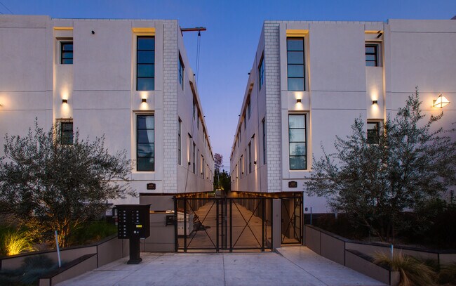 Building Photo - 6688 Fountain Ave