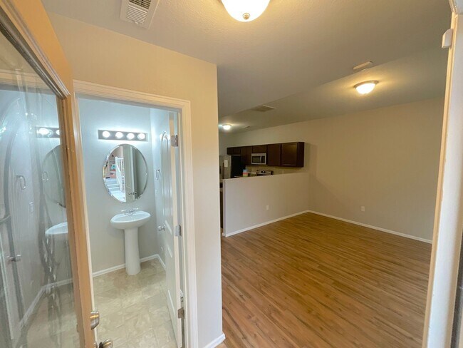 Building Photo - 3 Bedroom Townhome Available Near Barnes Rd & Peterson Rd!