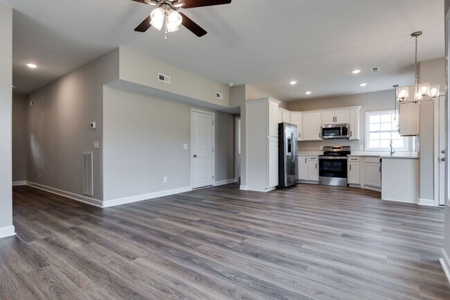 Building Photo - 4 Bedroom Dog Friendly Home For Rent Near Guthrie!