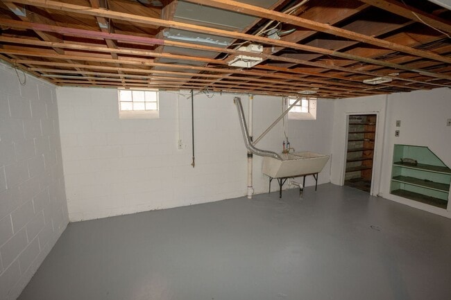 Building Photo - Update charming 3 bedroom bungalow