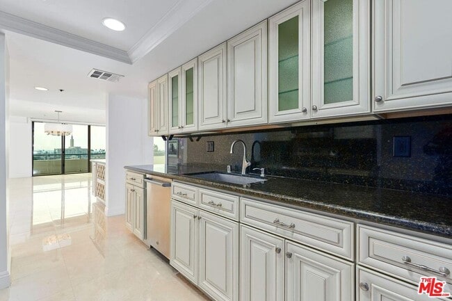 Building Photo - 10660 Wilshire Blvd