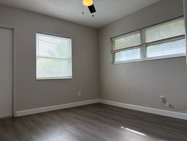 Building Photo - P233 - Lynd #9