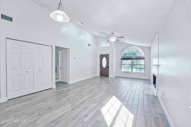 Building Photo - 303 D St