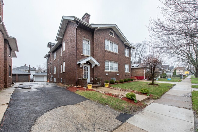 Building Photo - 415 W Ridgeland Ave