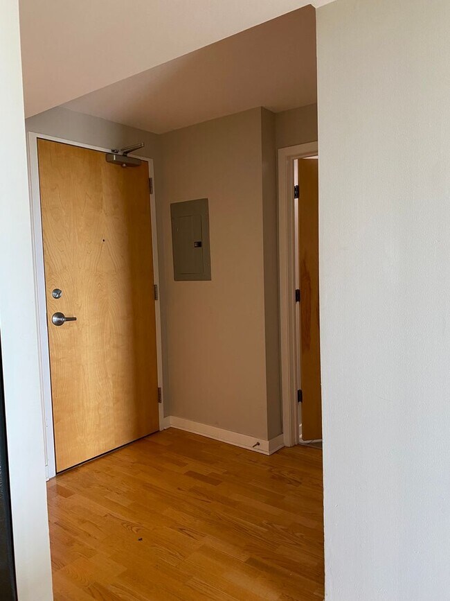 Building Photo - 1 Bed, 1 Bath Condo Near Downtown Evanston...