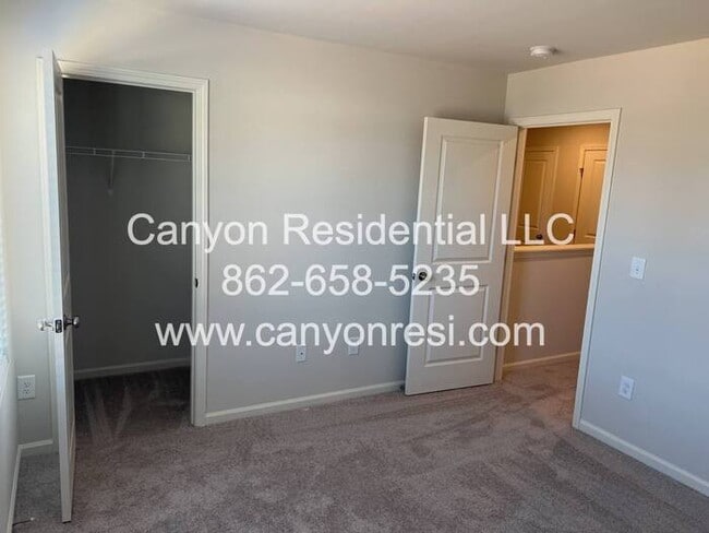 Building Photo - 535 Dayspring Dr