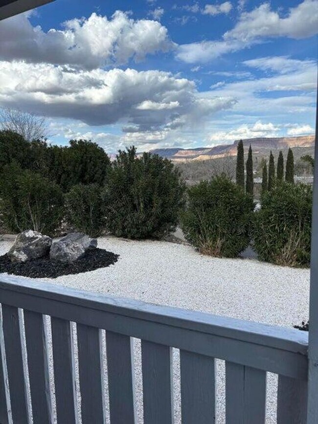 Building Photo - 2 Bed Home For Rent