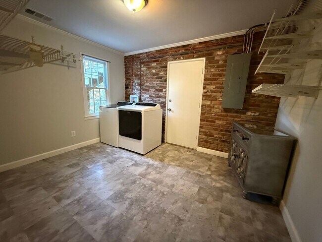 Building Photo - 2 Bedrooms, 2 Bathrooms - Home in Maplewood!