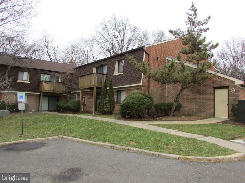 Building Photo - 606 Meadow Woods Ln