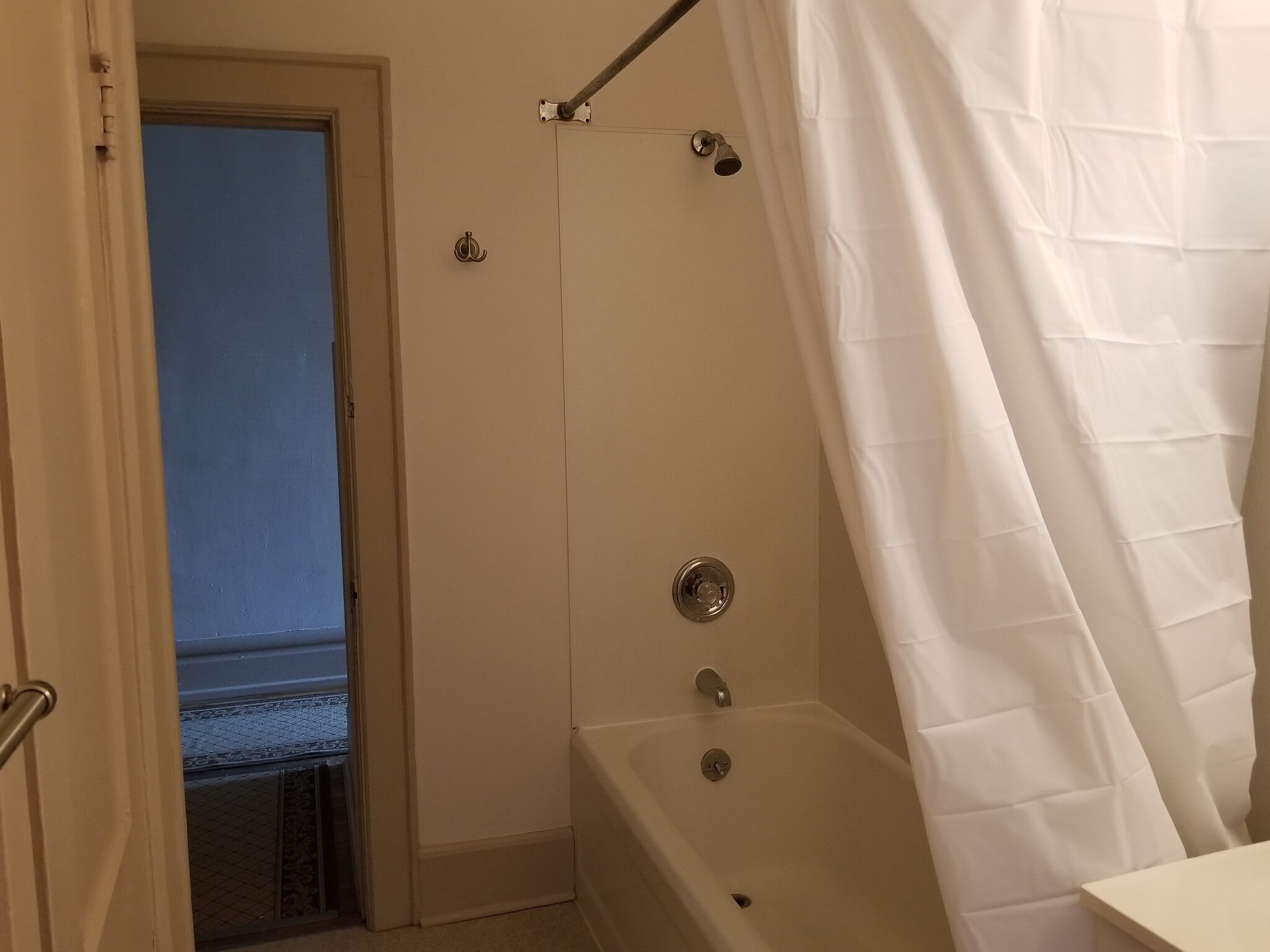 Tub/Shower Combo - 143 W 1st Ave