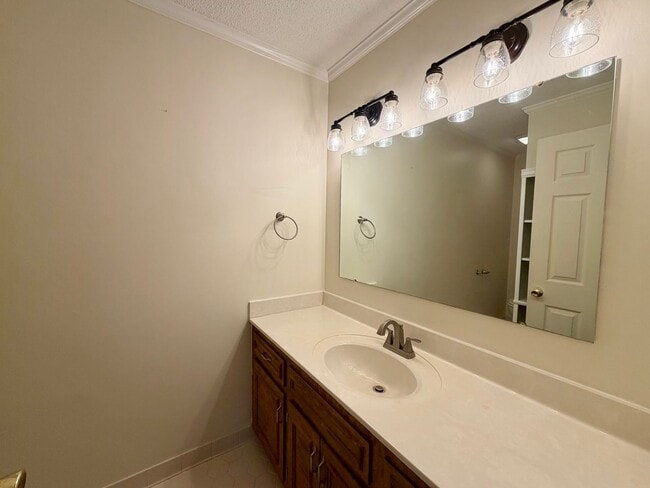 Building Photo - Fabulous Home Near Alice Drive!