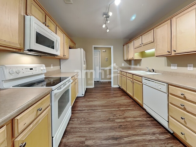 Building Photo - 1956 Longburn Dr