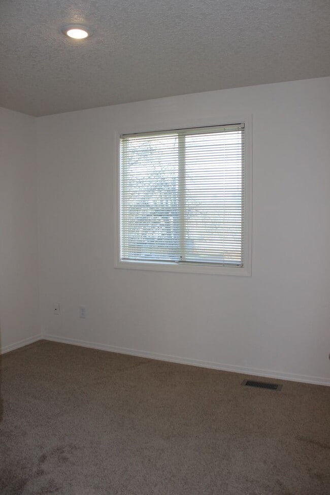 Building Photo - 4 BR, 2 1/2 BA home with fenced yard.