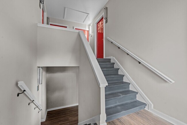 Building Photo - Experience Modern Living: Newly Renovated 1 Bed, 1 Bath Apartment Coming Soon!