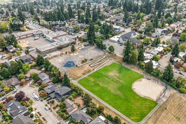 Building Photo - Spacious 4-Bedroom Mid-Century Home in Vie...