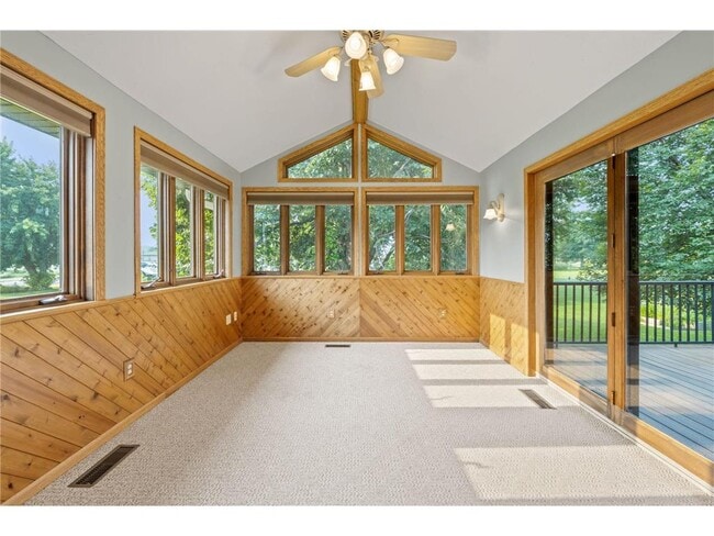 Building Photo - 1008 3rd St NE