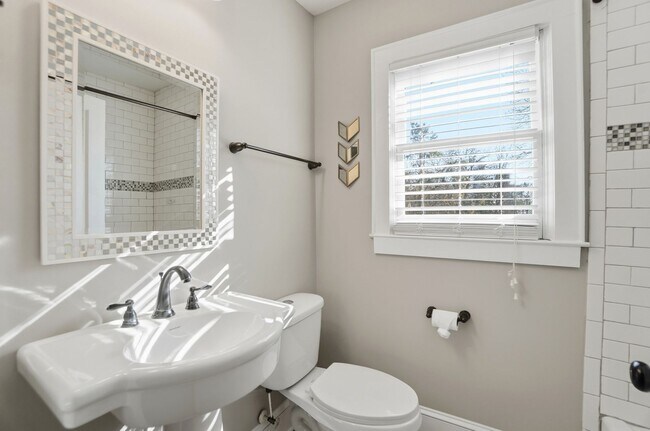 Building Photo - Historic Wesley Heights Home | Walkable to Uptown | 2 Primary Suites