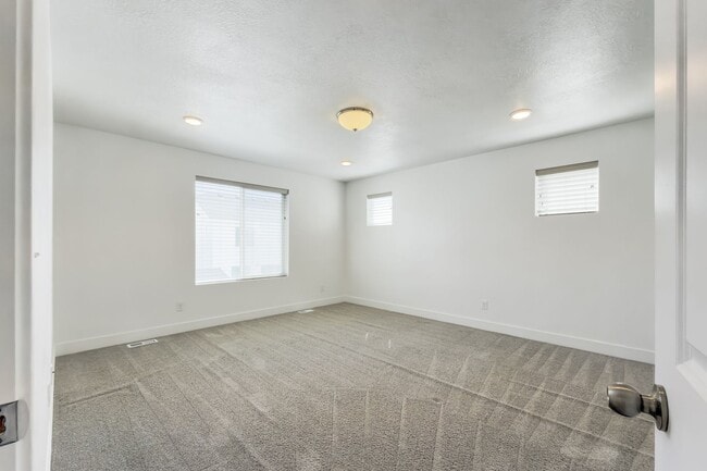 Building Photo - Spacious 4 Bed, 3.5 Bath Pet-Friendly Home with Central Air & 2-Car Garage! - Available NOW!