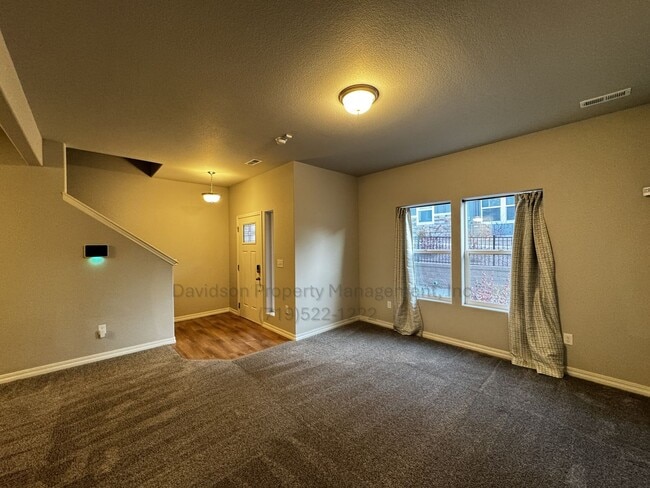 Building Photo - Gorgeous 3 Bedroom Townhouse Located in No...