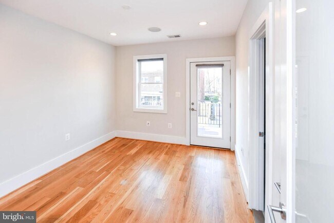 Building Photo - 913 Quincy St NE
