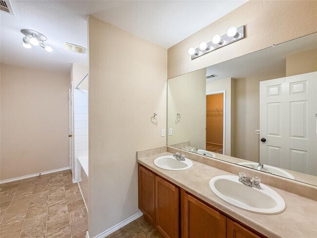 Building Photo - 909 Remington Dr