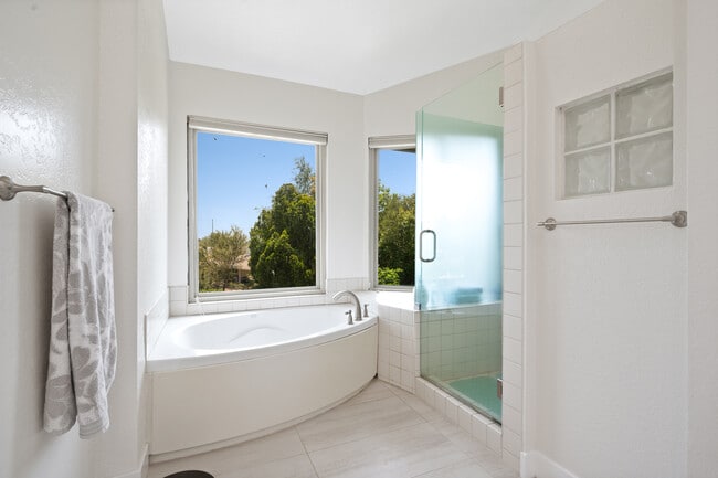 Building Photo - 124 Sequoia Ct