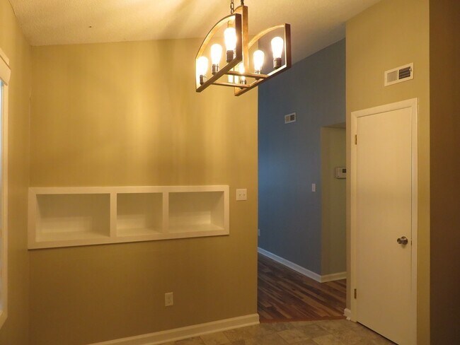 Building Photo - 111 Village Cir