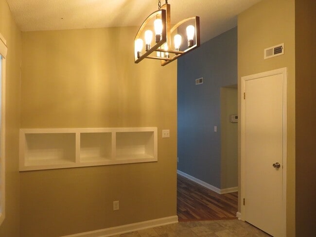 Building Photo - 2 BR 1.5 BA Duplex in Twinwood