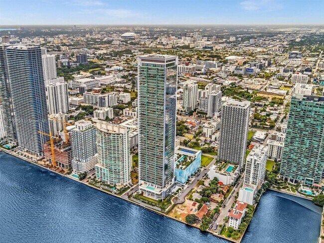 Building Photo - 700 NE 26th Terrace