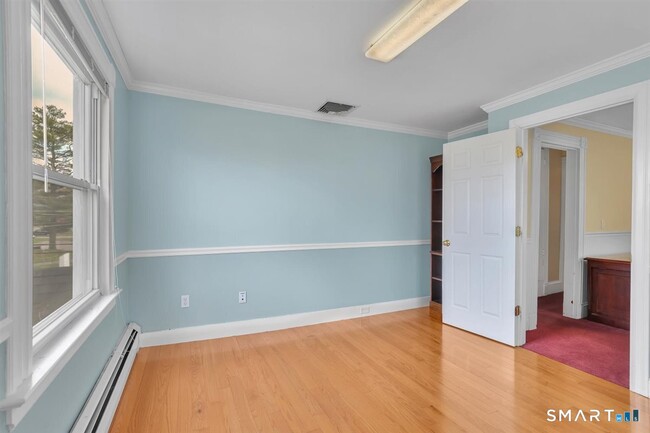 Building Photo - 36 School St