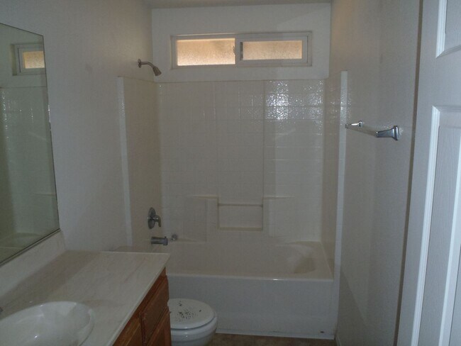 Building Photo - Spacious 3b 2 ba with a large backyard