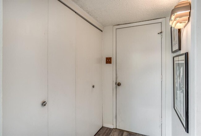 Building Photo - 8560 Park Ln