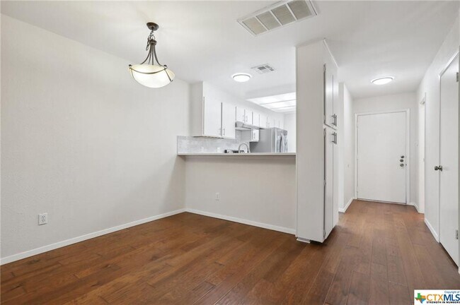 Building Photo - 7122 Wood Hollow Dr