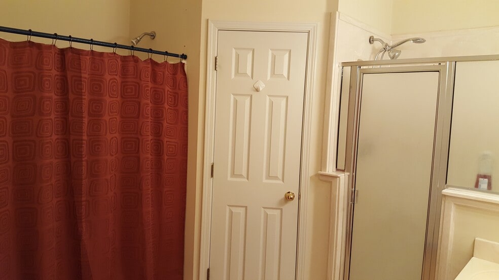 Master bathroom - 1162 Island Pl E