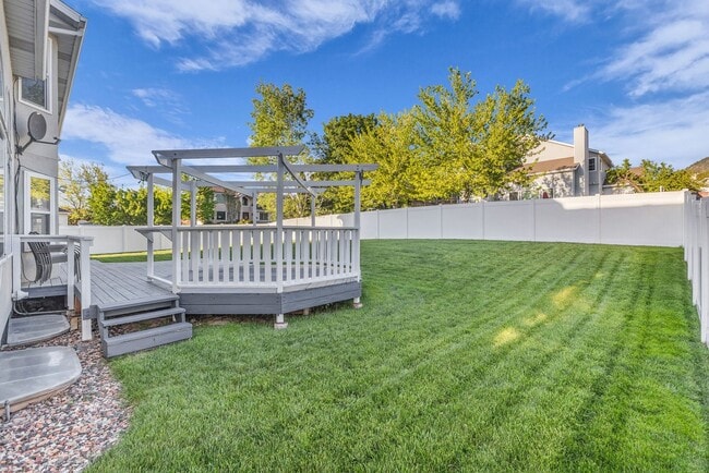 Building Photo - 5BR Sandy Home w/ NEW Flooring, Huge Basement & Large Backyard