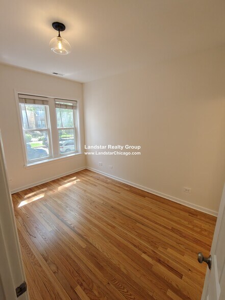 Building Photo - 4946 N Ridgeway Ave
