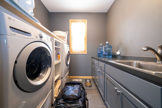 Building Photo - 7122 Harrison Hill Trail