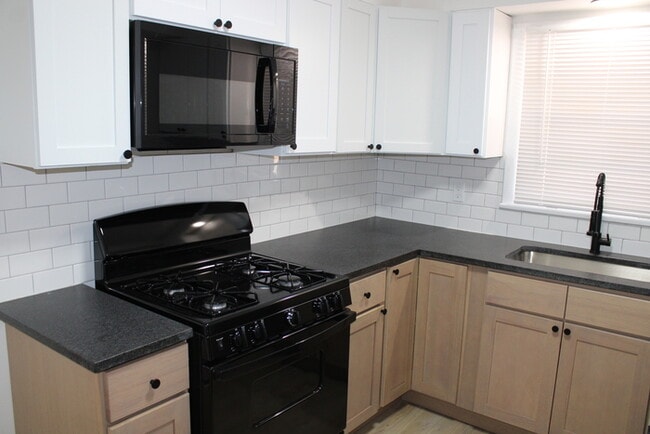 Building Photo - Cozy 2-bedroom, 1-bath home with vanity located in Independence, MO