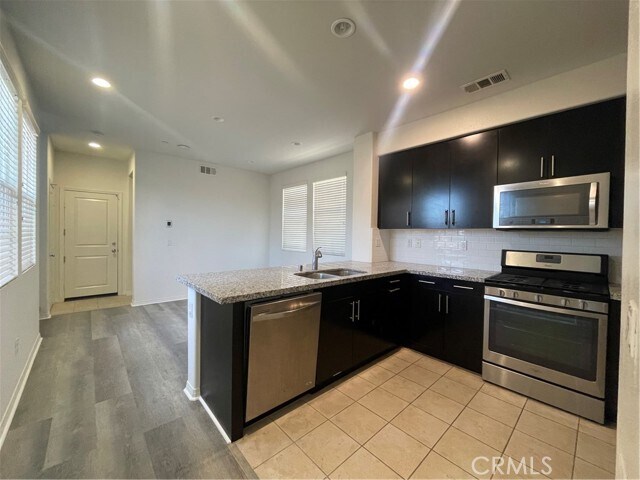Building Photo - 808 S Gladys Ave