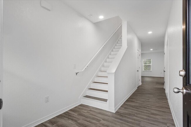 Building Photo - Spacious 4-Bedroom Townhome
