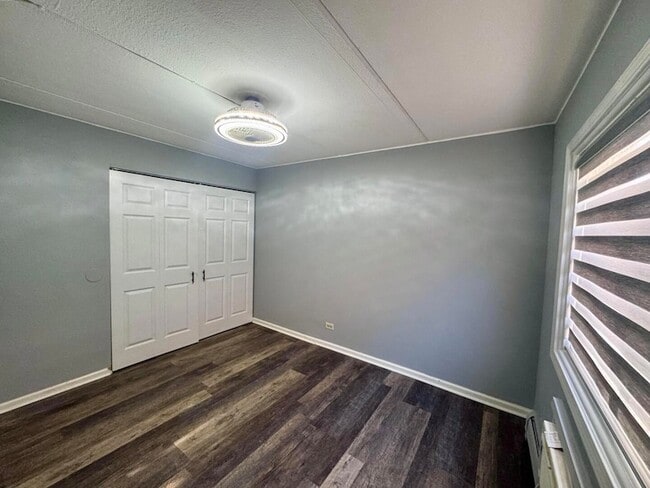 Building Photo - 270 Shorewood Dr