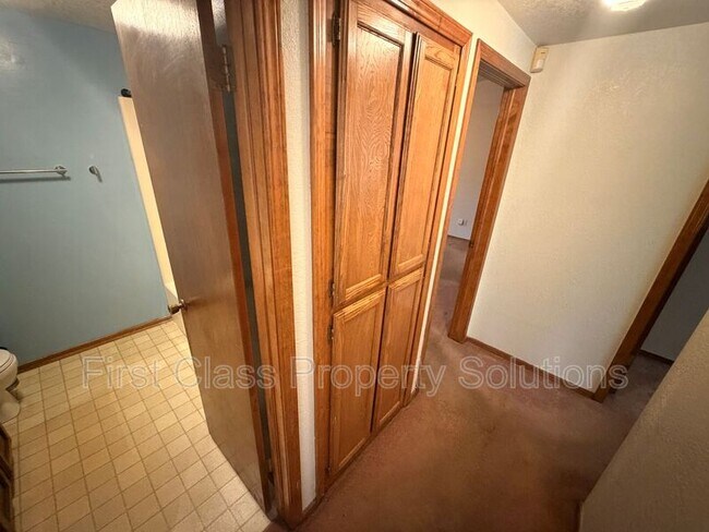 Building Photo - 8613 E Parkridge Dr