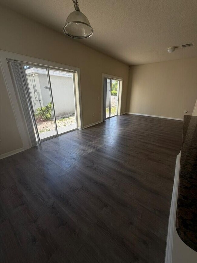 Building Photo - Updated 3 bed 2.5 bath Townhome