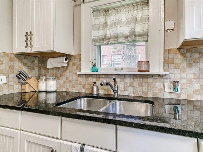 Building Photo - Charming 2-Bedroom Home minutes from everything!